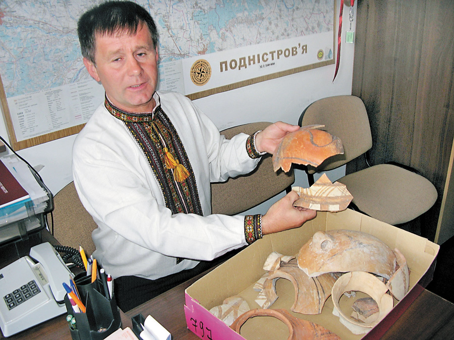 Директор Борщівського обласного краєзнавчого музею Михайло Сохацький показує теракотові уламки трипільського посуду, знайдені під час цьогорічної експедиції у Вертебі. Фото автора